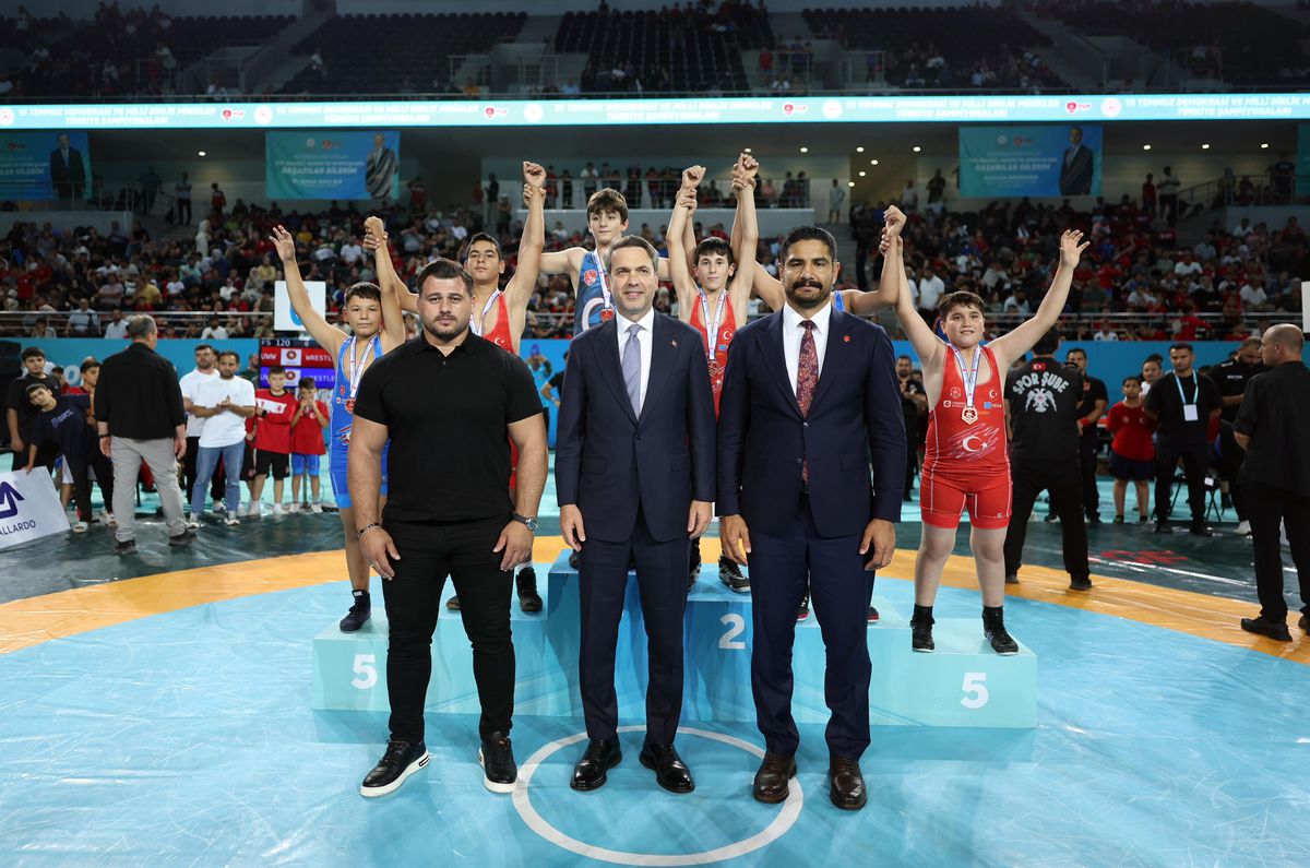 Bakan bayraktar 2 buyuk gures festivali minikler sampiyonasinda sporcularla bir araya geldi 9kQ2SFPl